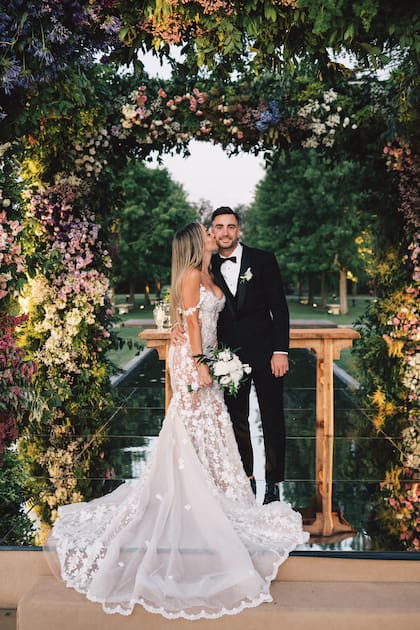Para la ceremonia, Caro lució un vestido con corte sirena, transparencias y bordados con flores de la diseñadora israelí Galia Lahav, mientras que el jugador de la Selección argentina llevó un smoking Dolce & Gabbana.