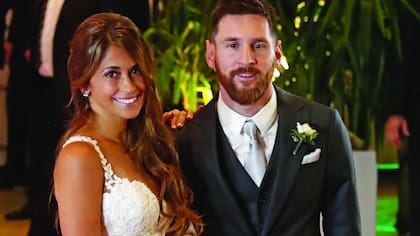 Para la ceremonia civil, Antonela lució un vestido de Rosa Clará: corte sirena con superposición de encajes, entre los que destacaba el encaje francés procedente de un telar de mediados del siglo XIX, que también tenía aplicaciones de guipure con pedrería y tul de seda natural en la parte interior.