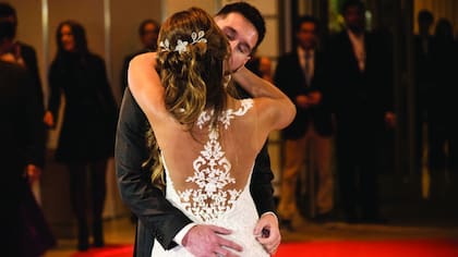 Para la ceremonia civil, Antonela lució un vestido de Rosa Clará: corte sirena con superposición de encajes, entre los que destacaba el encaje francés procedente de un telar de mediados del siglo XIX, que también tenía aplicaciones de guipure con pedrería y tul de seda natural en la parte interior.