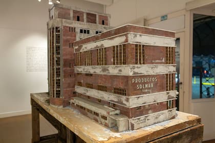 Para la construcción de la maqueta, Elián Pittaro investigó documentos catastrales, relevó datos, entrevistó historiadores y buscó, sin éxito, los planos