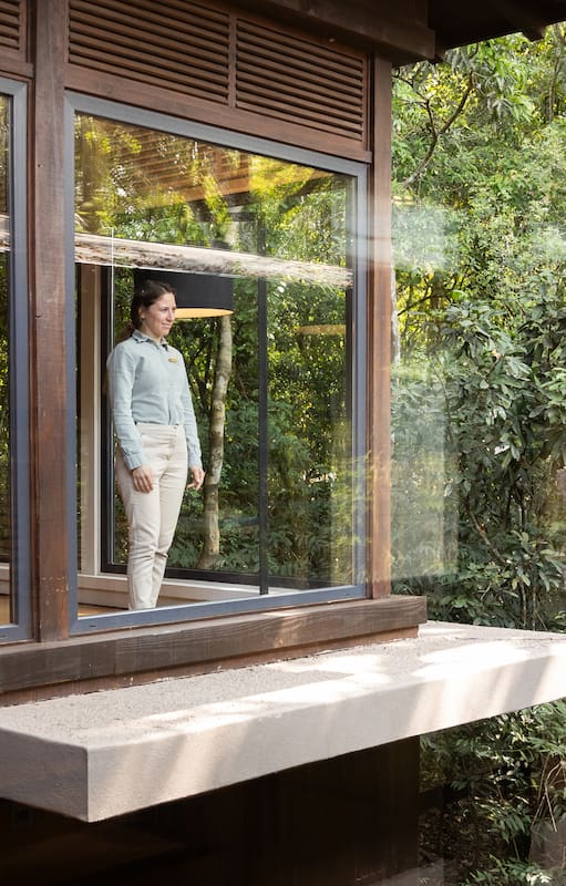 Para la construcción de las instalaciones del hotel se usó madera de pino proveniente de bosques renovables.