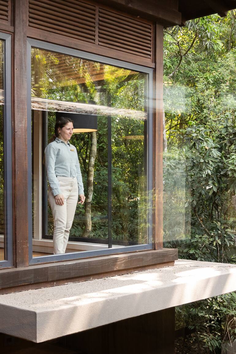 Para la construcción de las instalaciones del hotel se usó madera de pino proveniente de bosques renovables.