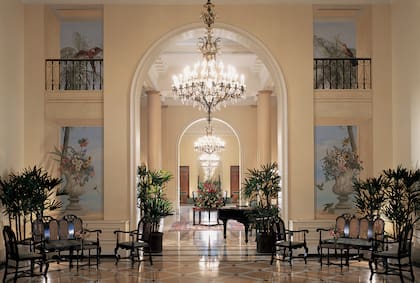 Para la construcción del hotel se trajo cemento alemán, mármol de carrara, vidrios y arañas de la antigua Checoslovaquia, muebles franceses, alfombras orientales y cristales de Bohemia.