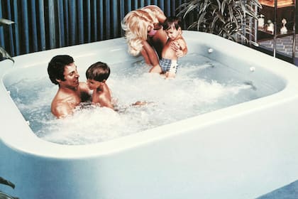 Para la década de 1980, los jacuzzis ya eran reconocidos a nivel mundial. La empresa había inaugurado fábricas en Canadá, México, Brasil, Chile, Italia y Estados Unidos