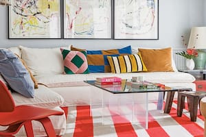 Para la diseñadora Flavia Mihanovich, los colores no tienen secretos. Sabe cuáles le gustan, que se lucen mejor en géneros con peso y, también, que si no encuentra el que busca, siempre puede crearlo.
