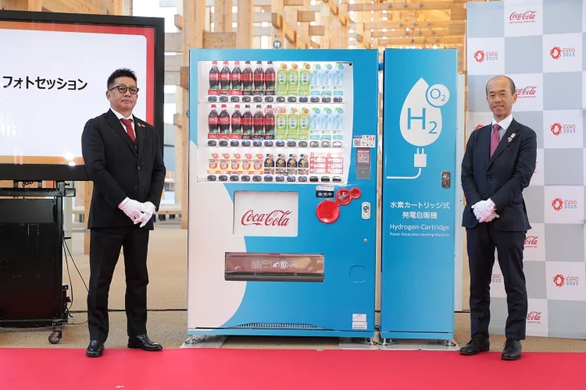 Para la Expo Mundial 2025, la filial japonesa de Coca-Cola presentó una expendedora de latas de gaseosa que no se enchufa: usa hidrógeno como fuente de energía para la heladera