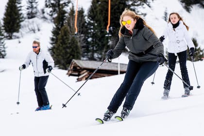 Para la familia real holandesa las vacaciones en la nieve son una tradición, por lo que todos se destacan en las pistas. En el caso de Amalia, su debut fue en febrero de 2005, en la estación de Lech Zürs, en Austria. Además de esquí, practica tenis, hockey y yachting.