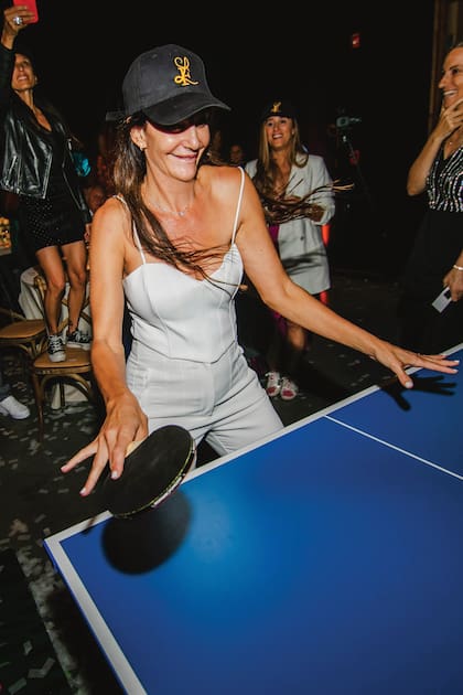 Para la fiesta, Luciana cambió su look por unos cómodos pantalones blancos y top con tirantes haciendo juego y, fiel a su espíritu competitivo, fue la primera en anotarse para un partido de ping pong.