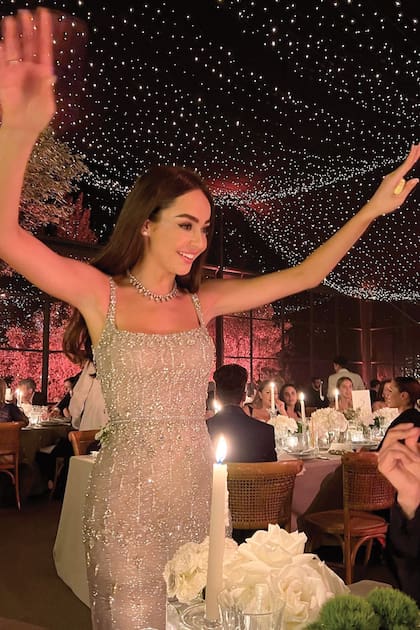 Para la fiesta, Sofía Isabella apareció con un vestido largo al cuerpo, semitransparente y bordado con cristales, de escote cuadrado y plumas en el ruedo.