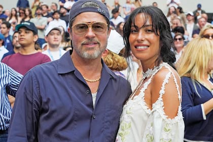 Para la final masculina entre Alexander Zverev y Ben Shelton, el actor eligió un look muy casual con gorra y anteojos mientras que su novia optó por un top bordado de Chloé con los hombros al aire