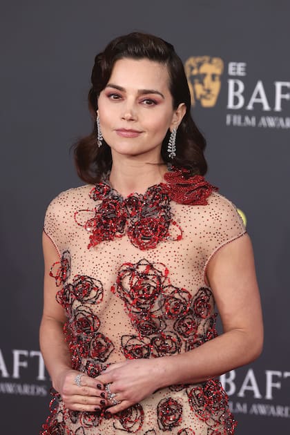 Para la gala, la actriz y modelo Jenna Coleman lució un vestido transparente con flores rojas
en relieve de Armani Privé 2023