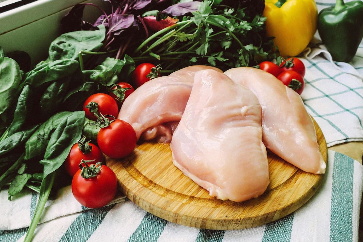 Para la IA, una alimentación balanceada es fundamental para ganar masa muscular y cuidar el cuerpo (imagen ilustrativa)