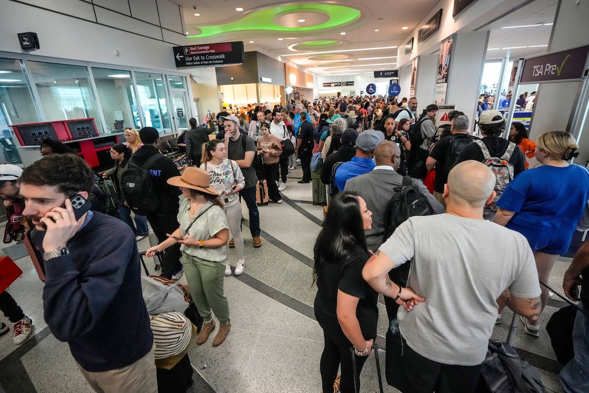 Para la mañana del jueves 19 de marzo, más de 700 vuelos habían sido cancelados o retrasados, que se suman a más de 7300 interrupciones registradas el miércoles