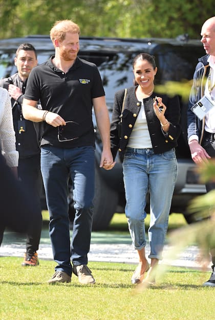 Para la mañana en que se desarrolló el Land Rover Driving Challenge Meghan optó por un jean, que acompañó con camiseta blanca, chaqueta de bouclé con botones dorados y balerinas bicolor.