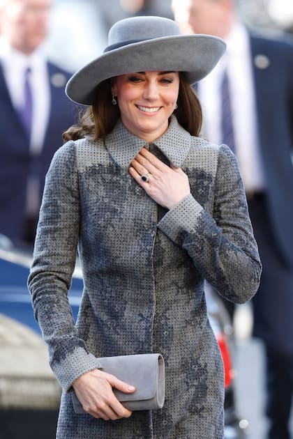 Para la misa por el Día de la Commonwealth en 2016, optó por un sobre gris claro.