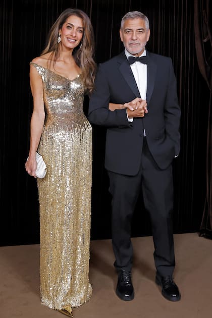 Para la ocasión, Amal lució un diseño de Gucci de silueta entallada y flecos en cascada mientras que Clooney optó por un clásico smoking negro