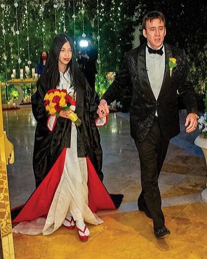 Para la ocasión, Cage lució un traje de Tom Ford mientras que Riko optó por un kimono nupcial de color negro con ribetes rojos.