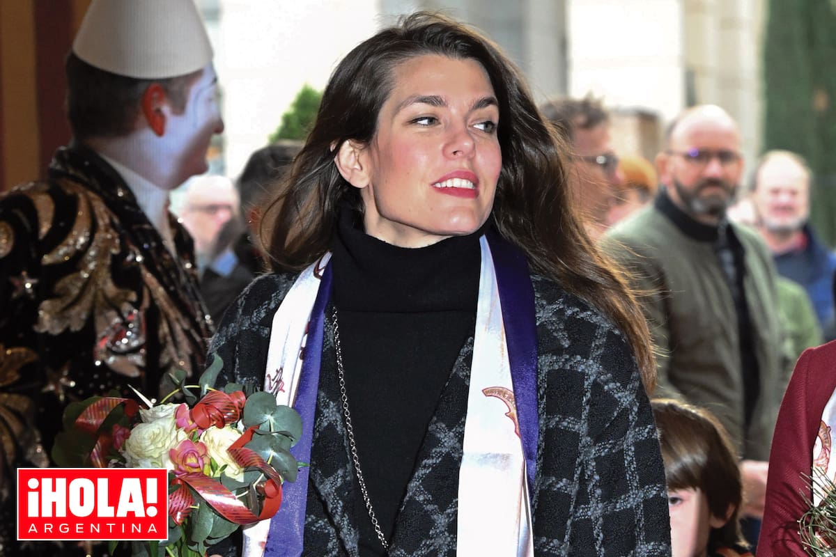 Para la ocasión, Charlotte lució polera y pantalón negros con abrigo a cuadros Chanel.