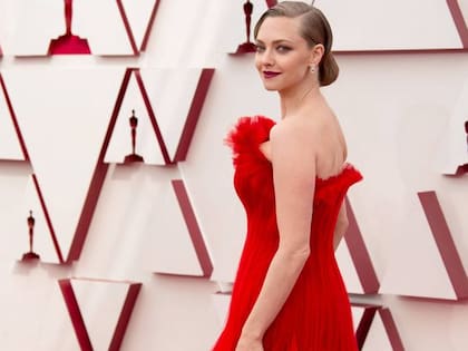 Para la ocasión, el diseñador italiano creó un vestido rojo inspirado en el estilo 'Old Hollywood', la falda simulaba pétalos de flores de hibisco que flotan por el aire