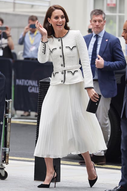 Para la ocasión, eligió un vestido midi de bouclé y chifón de Mr Selfportrait y un sobre clásico de Chanel. Los pendientes, imitación perlas y diamantes, eran de Heavenly London y los stilettos de gamuza eran de Aquazzura, modelo Bow Tie 105, iguales a unos que tiene su cuñada, Meghan Markle.