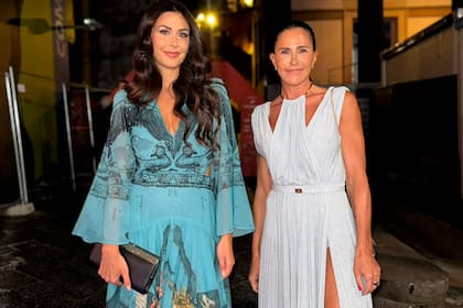 Para la ocasión, Giulia eligió un diseño de Natalia Antolín mientras que Carolina optó por un vestido de la italiana Elizabetta Franchi