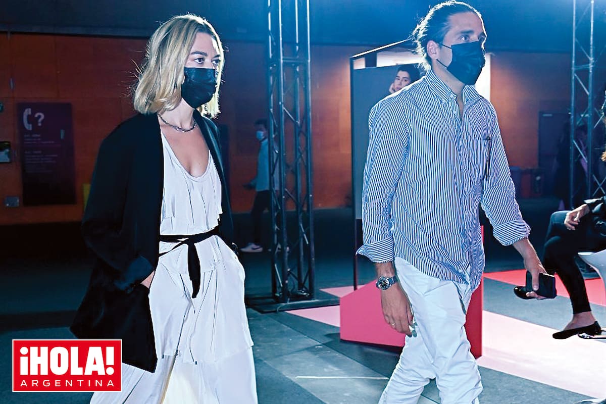 Para la ocasión, la heredera lució un vestido con volados que combinó con una cinta oscura en la cintura que definía su silueta. El toque urbano lo puso con una chaqueta negra y sandalias a juego.