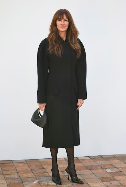 Para la ocasión, la protagonista de Mujer bonita sorprendió con un jovial flequillo y con su impecable look total black que incluyó un tapado largo, stilettos y un bolso rígido