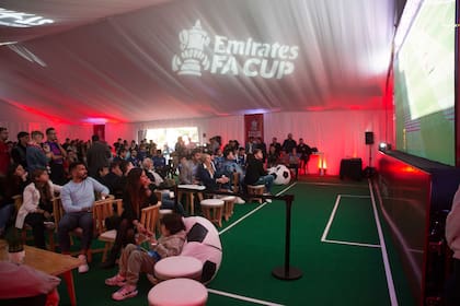 Para la ocasión se montó una carpa en el jardín de la embajada y el partido se vio en pantalla gigante.