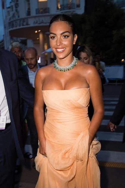 Para la Paradise Dinner optó por un vaporoso strapless con drapeado en la cintura y cadera firmado por Alberta Ferreti, que resaltó con un magnífico collar, también de Chopard, de oro blanco de 18 quilates, engastado con esmeraldas, turmalinas y diamantes.