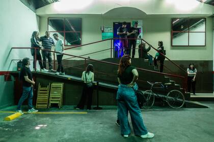 Para la performance, la playa de estacionamiento de lugar se convierte en una especie de hall de entrada de un teatro