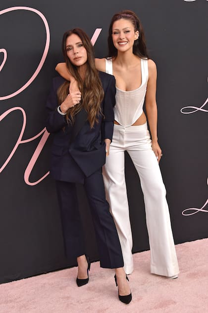 Para la première de Lola, Victoria lució un smoking de la colección primavera-verano 2024 de su firma, y su nuera llevó un conjunto hecho a medida de pantalón tiro bajo y crop top encorsetado.