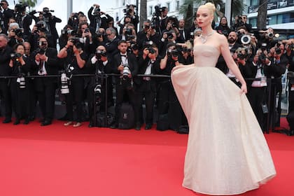 Para la première en Cannes de su película Furiosa: de la saga Mad Max, Anya desplegó todo su glamour con un diseño Dior hecho a medida, una interpretación moderna de un vestido de 1957 hecho por Christian Dior. Completó con joyas Tiffany & Co (el collar pertenece a la colección de 2022 Botánica: Blue Book) y el cabello recogido, estilo Evita.