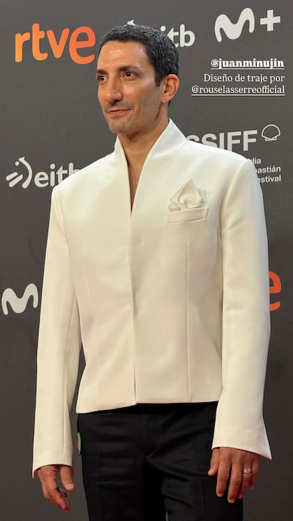 Para la presentación de Los domingos, la película de la directora española Alauda Ruiz de Azúa, Juan Minujín llevó un traje diseñado por la argentina Rouse Lasserre