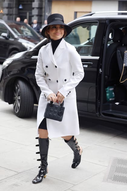 Para la presentación de su
película en Londres eligió un total look de Dior inspirado en los años sesenta, con abrigo de
gabardina, polera negra y botas de charol con hebillas y taco dorados D-Idole de la misma
casa francesa.