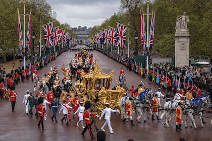 Para la Procesión de la Coronación, los Reyes cambiaron su carruaje y volvieron al Palacio de Buckingham en la Carroza de Oro del Estado. Los precedió un desfile de cuatro mil efectivos distribuidos en ocho bloques, acompañados por diecinueve bandas de música.