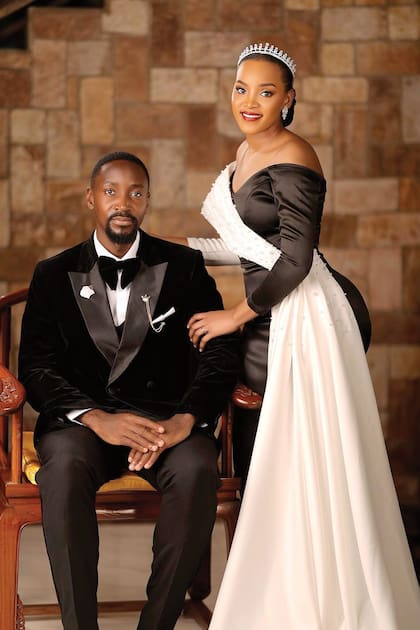 Para la recepción de gala, la pareja optó por looks black & white, sobrios y elegantes.