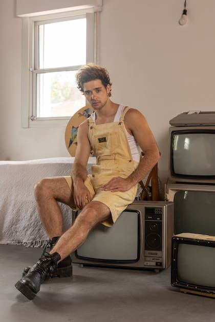 Para la sesión de fotos, a Julián le gusta desplegar su costado creativo y propone jugar a cámara con televisores antiguos que hay en la casa.