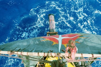 Para la vela, la misma que utilizaban los africanos hace 3500 años, la Fragata Libertad donó una de sus viejas velas. Sobre ella se pintó el logo de Atlantis: la cruz de los cuatro vientos sobre un sol radiante.