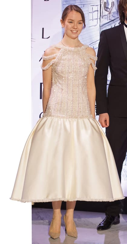 Para las galas benéficas, como el histórico Baile de la Rosa, suele elegir diseños de alta costura de Chanel, la maison preferida de Carolina.