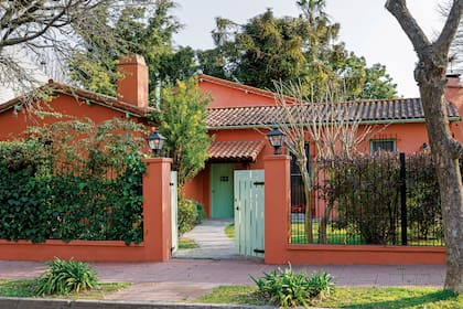 Para las paredes exteriores, Recuplast Frentes ‘8607’ (Sinteplast) con aberturas en esmalte sintético brillante ‘6723’ de Sherwin Williams.