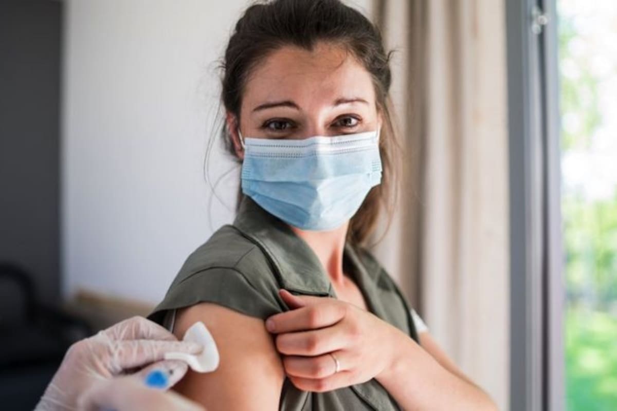 Para las personas que contraen Covid-19 a pesar de tener dos dosis de vacunas, las probabilidades de desarrollar síntomas que duren más de cuatro semanas se reducen en un 50%