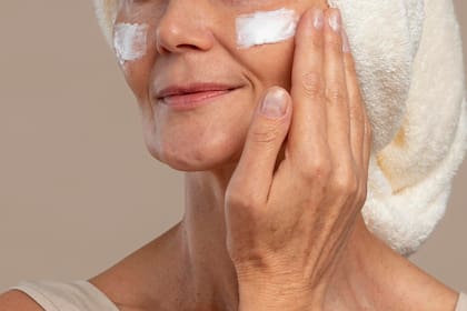 Para las pieles maduras, propone limpieza suave, ácido hialurónico, dimeticona, vitamina C y retinoides.
