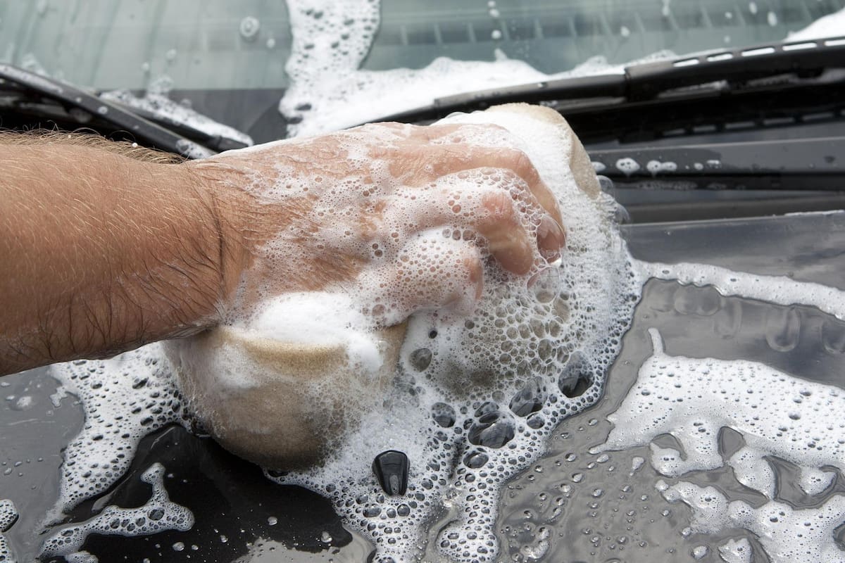 Para lavar un vehículo hay que seguir una serie de pasos; estas son las recomendaciones para dejarlo reluciente