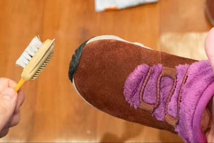 Para limpiar zapatos de gamuza de forma superficial, es ideal tener un cepillo para calzado de cerdas suaves
