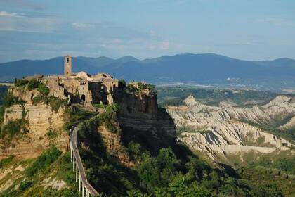 Para llegar a Civita di Bagnoregio hay que cruzar un puente de 300 metros de largo