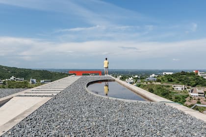 Para llegar a este espacio se tiene que pasar por un puente peatonal que vincula la calle con la terraza superior.