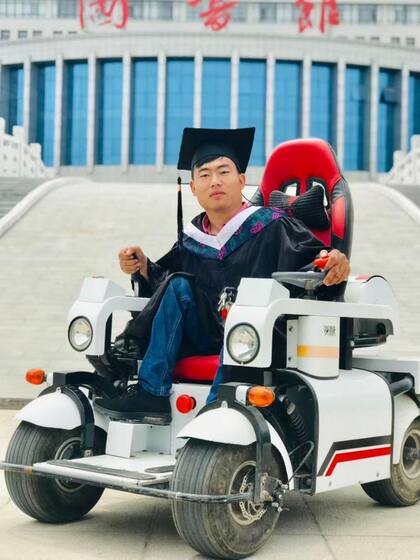 Para llegar a la universidad, Li tenía que viajar por horas en su scooter de movilidad, fuese cual fuese el clima.