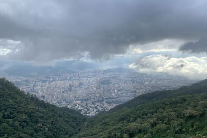 Para llegar al hotel Humboldt hay que subir en un teleférico a lo alto de la montaña que rodea Caracas.