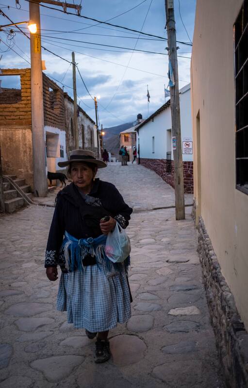 Para llegar al pueblo salteño de Santa Victoria hay que atravesar un abra de 4.500 metros y se vuelve a descender por un serpenteante camino de cornisa hasta encontrar sus casas blancas colgadas de paredes acantiladas
