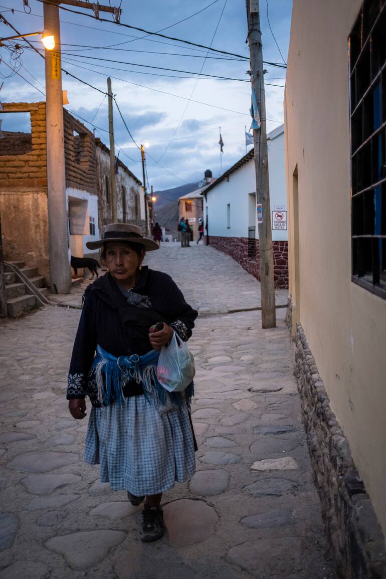 Para llegar al pueblo salteño de Santa Victoria hay que atravesar un abra de 4.500 metros y se vuelve a descender por un serpenteante camino de cornisa hasta encontrar sus casas blancas colgadas de paredes acantiladas